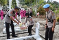 Kapolres Tanggamus AKBP Rinaldo Aser saat Melakukan Tabur Bunga di Makam Pahlawan Kota Agung. Foto : Humas Polres Tanggamus. 