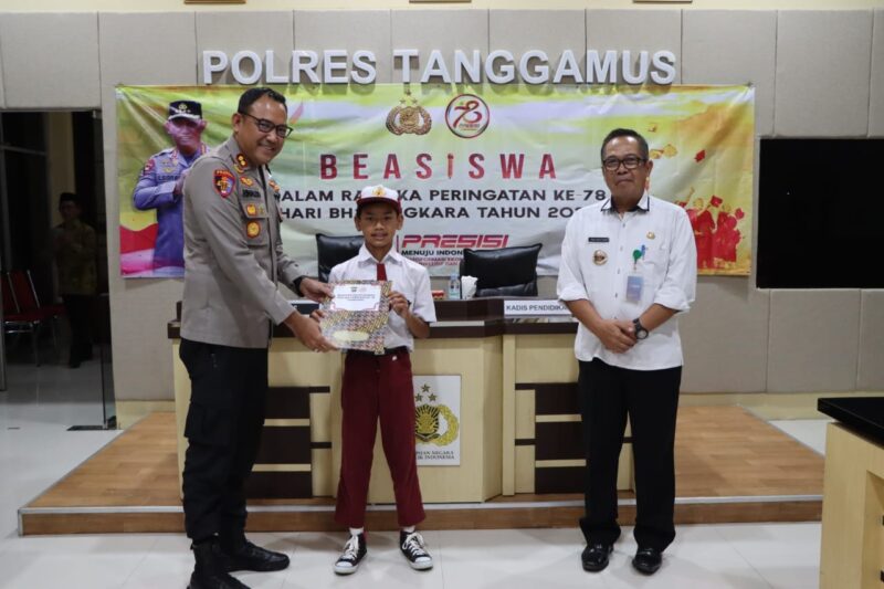 Kapolres Tanggamus AKBP Rinaldo Aser saat Polres Tanggamus saat Berikan Beasiswa kepada Pelajar Berprestasi dalam Rangka Hari Bhayangkara ke-78. Foto : Humas Polres Tanggamus. 
