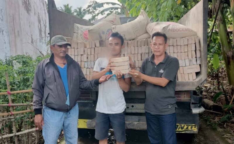 Penyerahan Material Bantuan Rumah Warga Pekon Negara Batin, Kota Agung Barat, Tanggamus, Sabtu 29 Juni 2024. Foto : Herdi/Media Prioritastv.com.