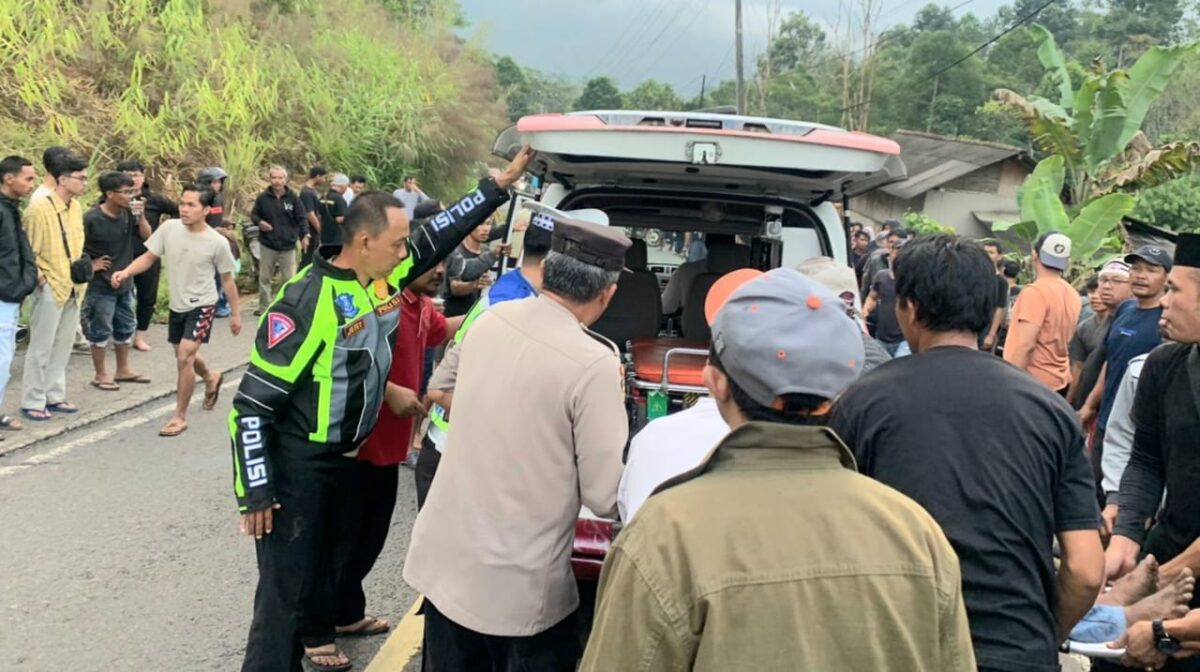 Proses Evakuasi Korban Kecelakaan di Pekon Simpang Sari, Sumberjaya, Lampung Barat, Rabu 3 Juli 2024. Foto : Polres Lampung Barat.