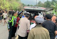 Proses Evakuasi Korban Kecelakaan di Pekon Simpang Sari, Sumberjaya, Lampung Barat, Rabu 3 Juli 2024. Foto : Polres Lampung Barat.