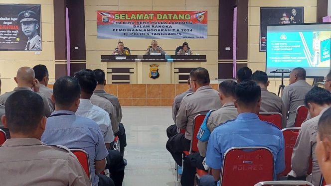 
 Personel Polres Tanggamus saat Mengikuti  Pembinaan Anggaran Biro Rena Polda Lampung Tahun 2024 di Polres Tanggamus. Foto : Humas Polres Tanggamus. 
