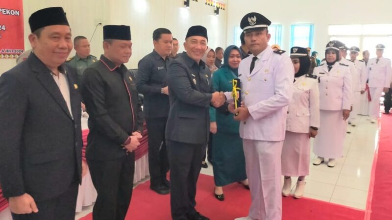 Pj Bupati Tanggamus Mulyadi Irsan saat Menyerahan Surat Pengukuhan Masa Jabatan 8 Tahun kepada Ketua DPC Apdesi Tanggamus, Mirza YB selaku Kakon Negara Batin, Kota Agung Barat, Kamis 4 Juli 2024. Foto : Aldo/Media Prioritastv.com.