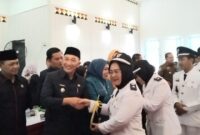 Kakon Tekad Pulau Panggung, Tuti Arifin saat Menerima Surat Pengukuhan Jabatan 8 Tahun di GSG Islamic Center Kota Agung, Kamis 4 Juli 2024. Foto : Herdi/Media Prioritastv.com.