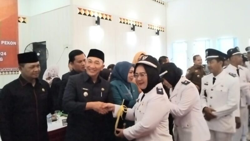 Kakon Tekad Pulau Panggung, Tuti Arifin saat Menerima Surat Pengukuhan Jabatan 8 Tahun di GSG Islamic Center Kota Agung, Kamis 4 Juli 2024. Foto : Herdi/Media Prioritastv.com.