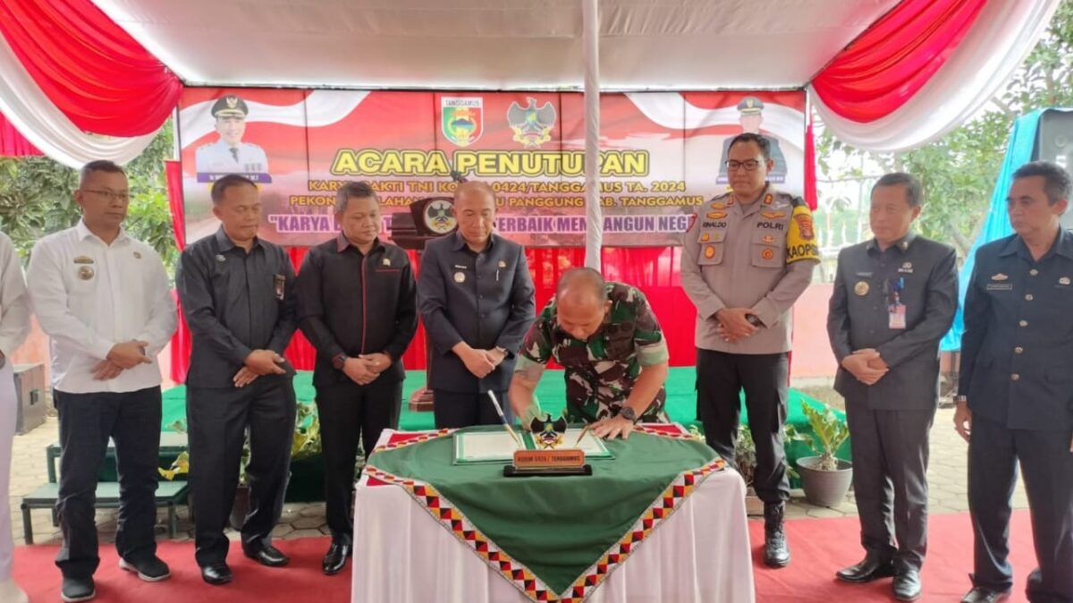 Dandim 0424 Tanggamus, Letkol Inf. Vicky Heru Harsanto Menandatangani Berita Acara Penutupan Karya Bakti TNI di Way Ilahan, Kecamatan Pulau Panggung, Kamis, 4 Juli 2024. Foto : Humas Pemkab Tanggamus.