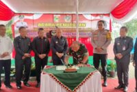 Dandim 0424 Tanggamus, Letkol Inf. Vicky Heru Harsanto Menandatangani Berita Acara Penutupan Karya Bakti TNI di Way Ilahan, Kecamatan Pulau Panggung, Kamis, 4 Juli 2024. Foto : Humas Pemkab Tanggamus.