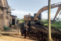 Kakon Banding, BNS, Tanggamus, Mansurni saat Menunjukan Jalan Lingkungan Yang Ditimbun, Jumat 5 Juli 2024. Foto : Edi Hidayat/Media Prioritastv.com.