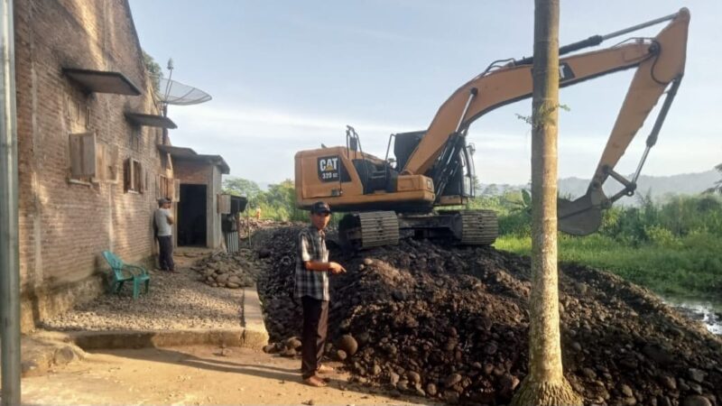 Kakon Banding, BNS, Tanggamus, Mansurni saat Menunjukan Jalan Lingkungan Yang Ditimbun, Jumat 5 Juli 2024. Foto : Edi Hidayat/Media Prioritastv.com.