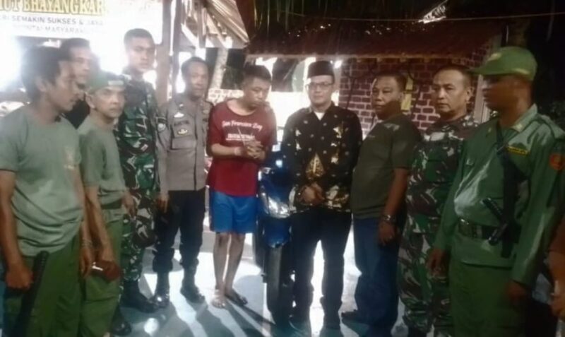 Pelaku AF dan Barang Bukti Sepeda Motor Yang Berhasil Diamankan Usia Pelaku Beraksi, Rabu 3 Juli 2024. Foto : Polres Pesawaran.