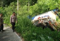 Truk tanki bermuatan solar terperosok di tanjakan kapur kawasan TNBBS Pekon Pemerihan, Bengkunat, Pesisir Barat, Jumat 5 Juli 2024.