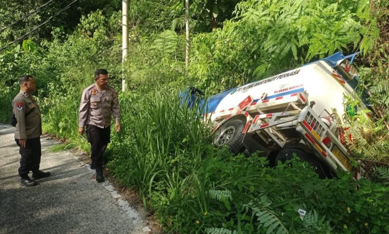 Truk tanki bermuatan solar terperosok di tanjakan kapur kawasan TNBBS Pekon Pemerihan, Bengkunat, Pesisir Barat, Jumat 5 Juli 2024.