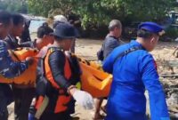 Tim SAR gabungan saat melakukan evakuasi jenazah M. Sholihin, nelayan korban tenggelam di Pesisir Barat, Lampung, Jumat 5 Juli 2024. Foto : Suroso/Media Prioritastv.com.