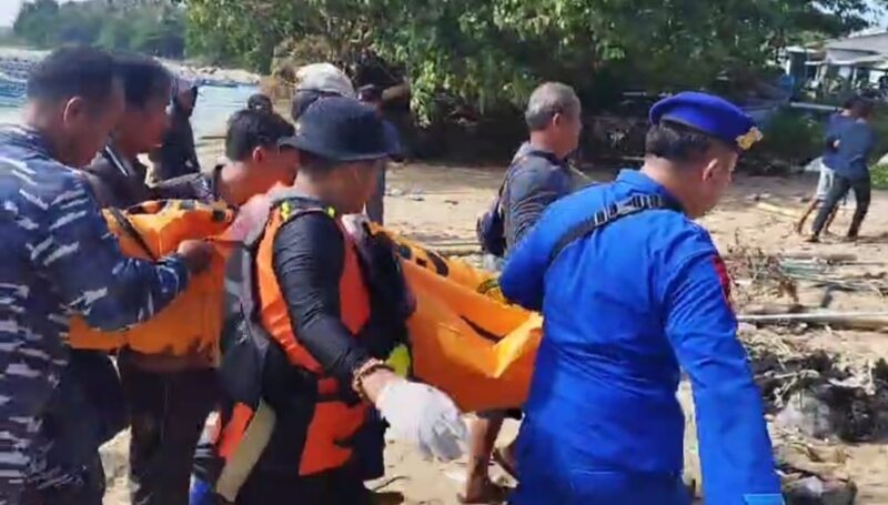 Tim SAR gabungan saat melakukan evakuasi jenazah M. Sholihin, nelayan korban tenggelam di Pesisir Barat, Lampung, Jumat 5 Juli 2024. Foto : Suroso/Media Prioritastv.com.