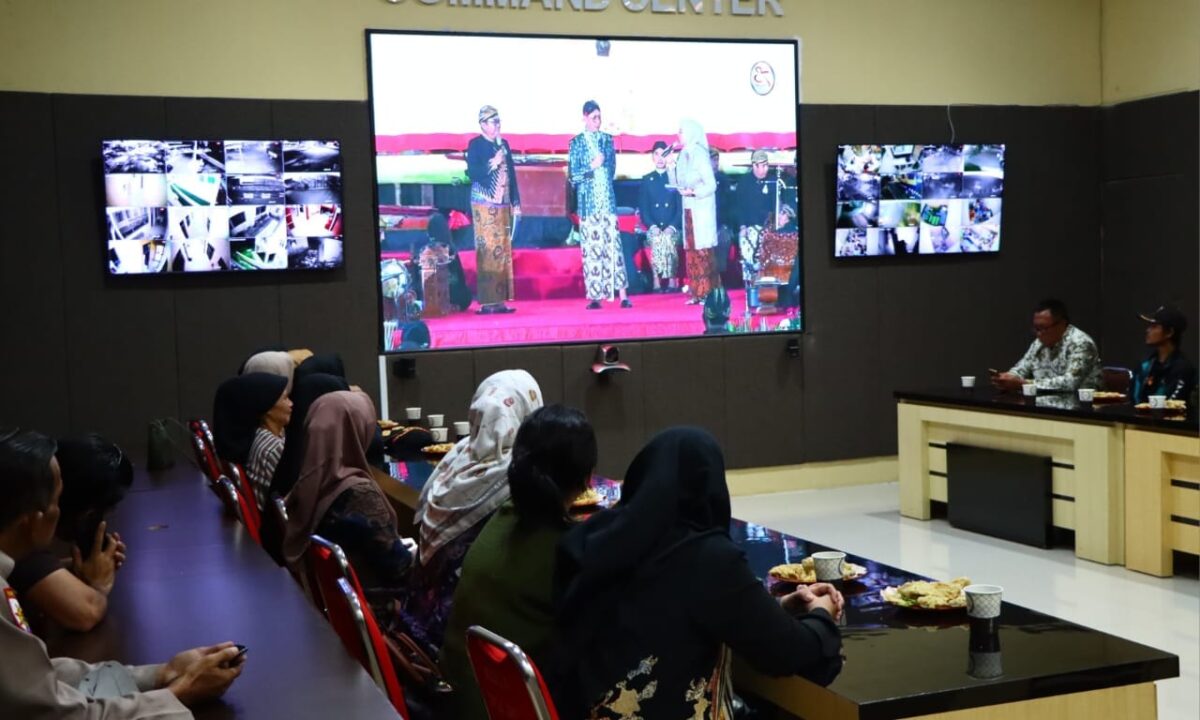 Kapolres Tanggamus AKBP Rinaldo Aser saat Nobar Pergelaran Wayang Kulit dalam Rangka Hari Bhayangkara Ke-78. Foto: Humas Polres Tanggamus.