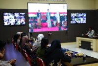 Kapolres Tanggamus AKBP Rinaldo Aser saat Nobar Pergelaran Wayang Kulit dalam Rangka Hari Bhayangkara Ke-78. Foto: Humas Polres Tanggamus.
