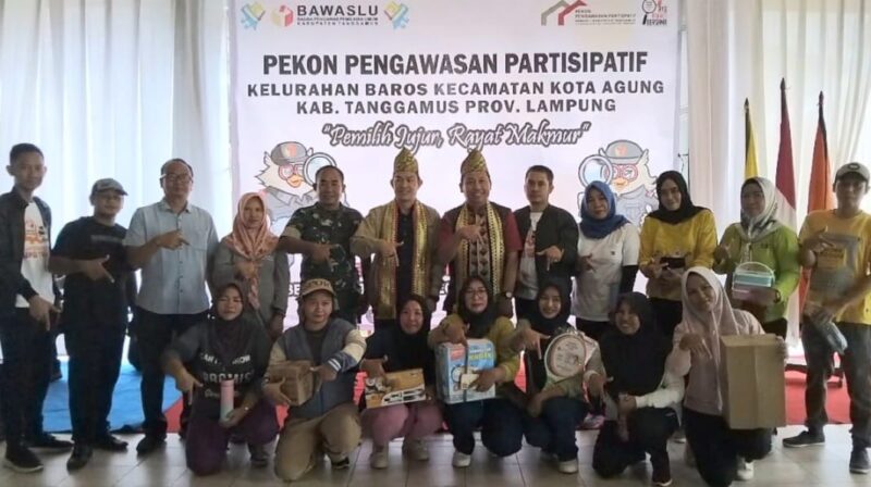 Foto bersama saat penyerahan doorprize kepada peserta yang mengikuti kegiatan Bawaslu Tanggamus di Taman Wisata Muara Indah, Kota Agung, Sabtu 6 Juli 2024. Foto : Herdi/Media Prioritastv.com.