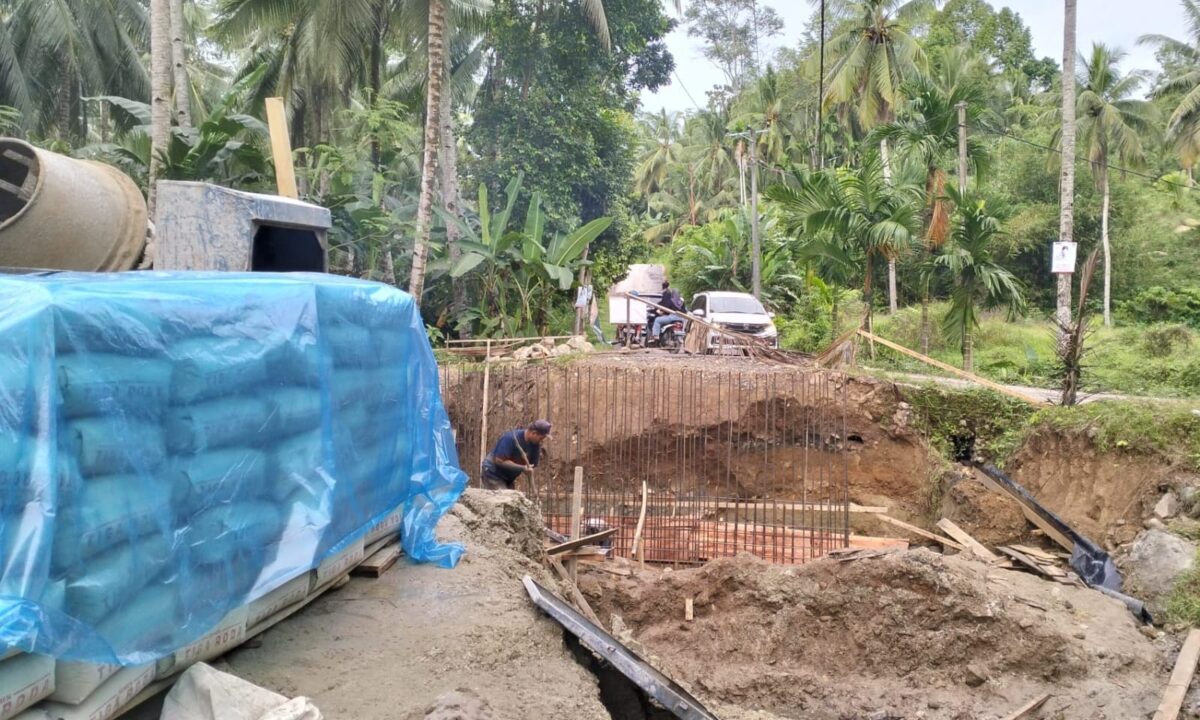 Proses pekerjaan jembatan penghubung di Pekon Betung, Pematang Sawa, Tanggamus, Sabtu 6 Juli 2024. Foto : Edi Hidayat/Media Prioritastv.com.