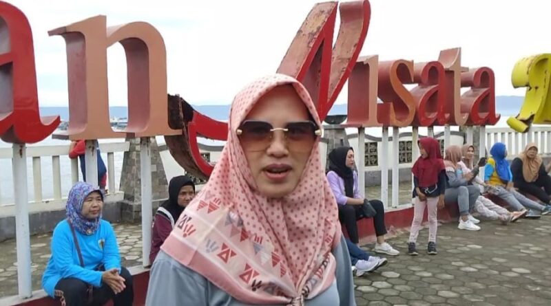 Komisoner KPU Tanggamus, Amhani saat menghadiri deklarasi pekon pengawasan partisipatif yang digelar oleh Bawaslu di Taman Wisata Muara Indah, Kelurahan Baros, Kota Agung, Sabtu 6 Juli 2024. Foto : Herdi/Media Prioritastv.com.