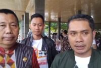 Ketua Bawaslu Tanggamus (Kanan) Najih Mustofa saat memberikan keterangan pers usai kegiatan deklarasi pekon partisipatif di Taman Wisata Muara Indah, Kota Agung, Sabtu, 6 Juli 2024. Foto : Herdi/Media Prioritastv.com