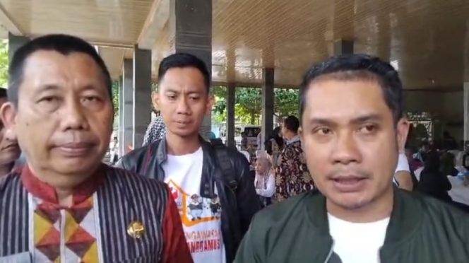 
 Ketua Bawaslu Tanggamus (Kanan) Najih Mustofa saat memberikan keterangan pers usai kegiatan deklarasi pekon partisipatif di Taman Wisata Muara Indah, Kota Agung, Sabtu, 6 Juli 2024. Foto : Herdi/Media Prioritastv.com