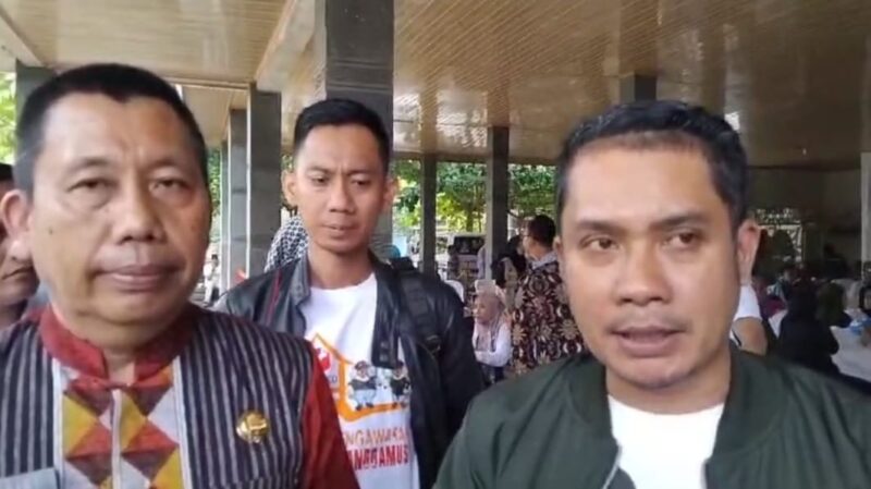 Ketua Bawaslu Tanggamus (Kanan) Najih Mustofa saat memberikan keterangan pers usai kegiatan deklarasi pekon partisipatif di Taman Wisata Muara Indah, Kota Agung, Sabtu, 6 Juli 2024. Foto : Herdi/Media Prioritastv.com