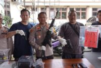 Kapolres Lampung Tengah AKBP Andik Purnomo Sigit saat menunjukan barang bukti senjata yang diamankan dalam perkara penembakan oleh oknum Anggota DPRD Lampung Tengah, Minggu 7 Juli 2024.