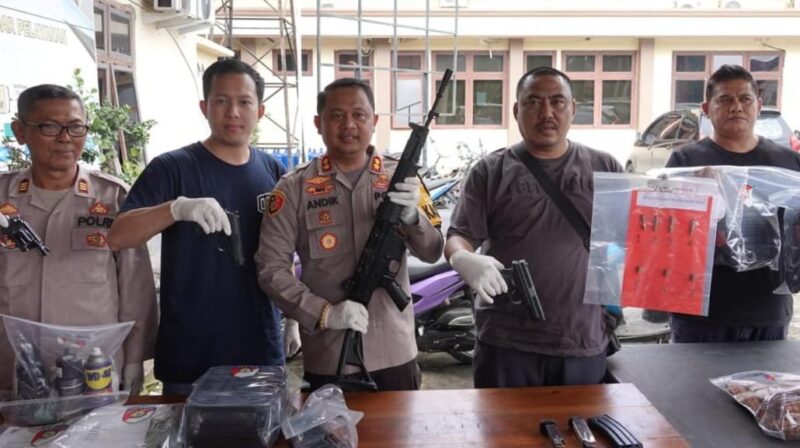 Kapolres Lampung Tengah AKBP Andik Purnomo Sigit saat menunjukan barang bukti senjata yang diamankan dalam perkara penembakan oleh oknum Anggota DPRD Lampung Tengah, Minggu 7 Juli 2024.