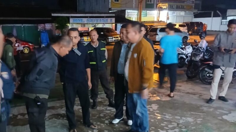 Polisi saat mendatangi TKP duel berdarah di Kota Metro, Lampung, Senin 8 Juli 2024, malam.