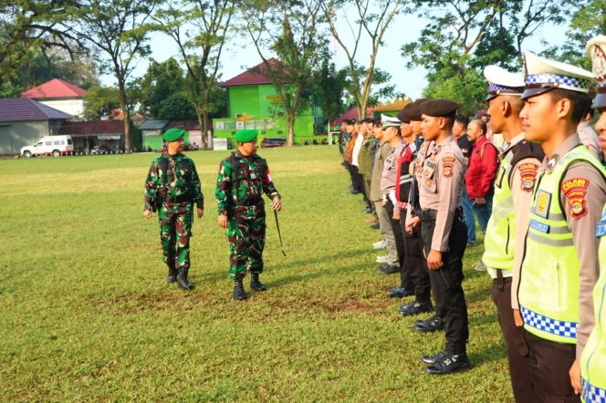 
 Pemeriksaan Pasukan saat Apel Kesiapan Pengamanan Kunker Presiden Jokowi ke Tanggamus di Lapangan Merdeka, Kota Agung, Rabu 10 Juli 2024. Foto : Herdi/Media Prioritastv.com.