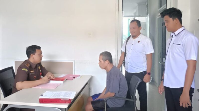 Tersangka Adam Lubis saat dilimpahkan polisi ke JPU Kejaksaan Negeri Pringsewu, Rabu 10 Juli 2024. Foto : Polres Pringsewu.