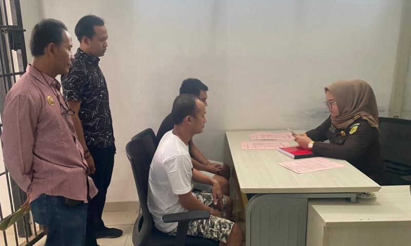 Kedua tersangka jambret yang dilimpahkan Polisi ke Kejari Pringsewu, Rabu 10 Juli 2024. Foto : Polres Pringsewu.