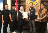 Penyerahan surat rekomendasi Partai NasDem kepada Dewi Handajani.