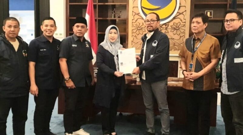 Penyerahan surat rekomendasi Partai NasDem kepada Dewi Handajani.