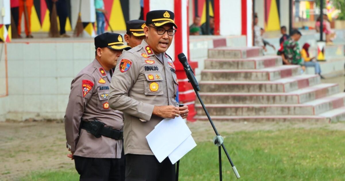 Kapolres Tanggamus AKBP Rinaldo Aser saat memberikan arahan kepada personel yang akan melaksanakan pengamanan Kunker Presiden Jokowi di Lapangan Merdeka, Kota Agung, Kamis 11 Juli 2024. Foto : Herdi/Media Prioritastv.com.