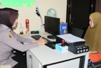 Tersangka BIM saat diperiksa unit PPA Satreskrim Polres Pringsewu. Foto : Polres Pringsewu.