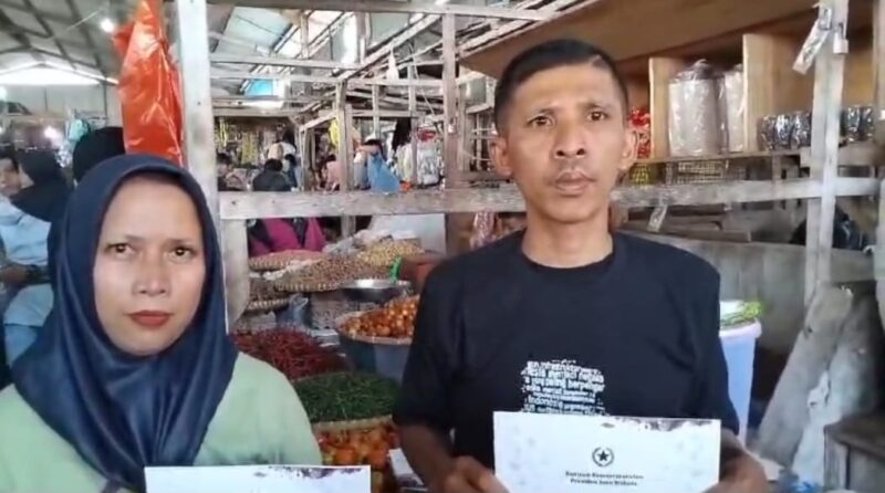 Yunus, pedagang pasar Kota Agung penerima bantuan modal Presiden Jokowi, Jumat 12 Juli 2024. Foto : Herdi/Media Prioritastv.com.