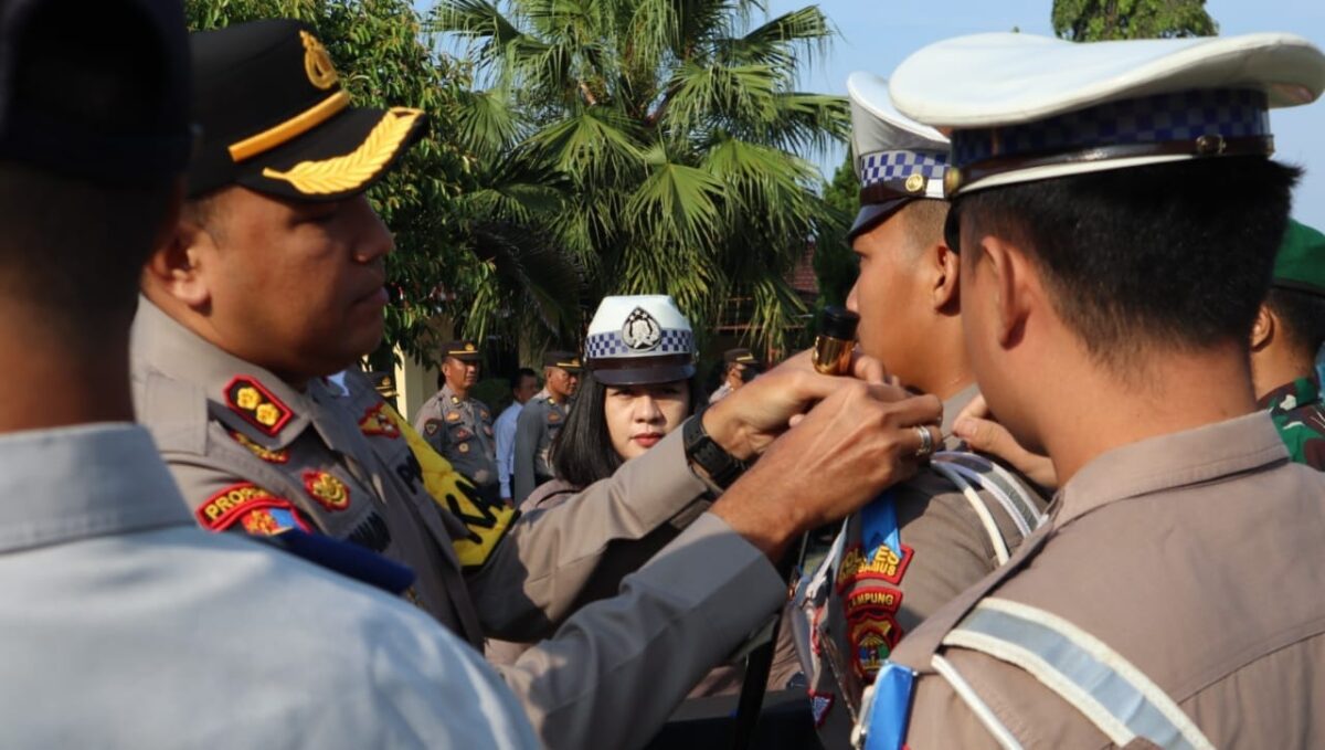 Kapolres Tanggamus AKBP Rinaldo Aser saat menyematkan pita tanda dimulainya Operasi Patuh Krakatau 2024 di Lapangan Mapolres setempat, Senin 15 Juli 2024. Foto : Polres Tanggamus.