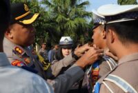 Kapolres Tanggamus AKBP Rinaldo Aser saat menyematkan pita tanda dimulainya Operasi Patuh Krakatau 2024 di Lapangan Mapolres setempat, Senin 15 Juli 2024. Foto : Polres Tanggamus.