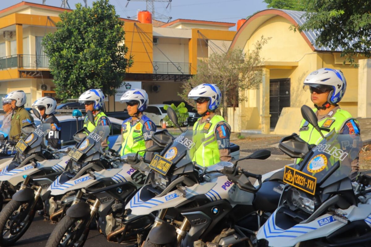 Personel Satlantas Polda Lampung saat Mengikuti Apel Ops Patuh Krakatau-2024 Apel digelar di lapangan Mapolda Lampung, Senin (15/7/2024). Dok. Bidhumas Polda Lampung.
