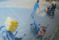 Kedua Pelaku yang kabur usai aksinya digagalkan karyawan Indomaret Sukamulya, Banyumas, Pringsewu, Senin 15 Juli 2024. Foto : Tangkapan Layar Video.