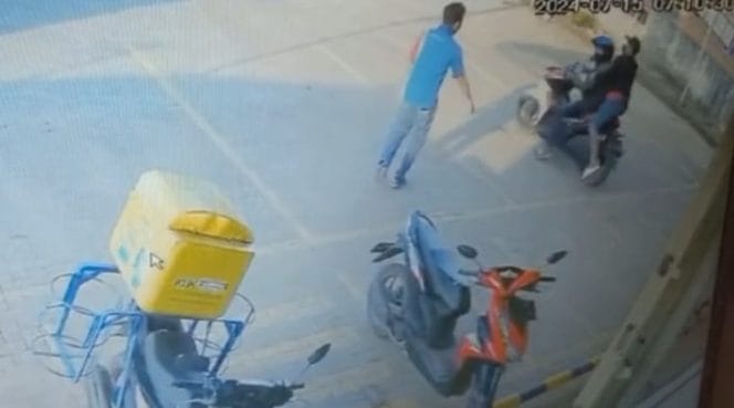 Kedua Pelaku yang kabur usai aksinya digagalkan karyawan Indomaret Sukamulya, Banyumas, Pringsewu, Senin 15 Juli 2024. Foto : Tangkapan Layar Video.