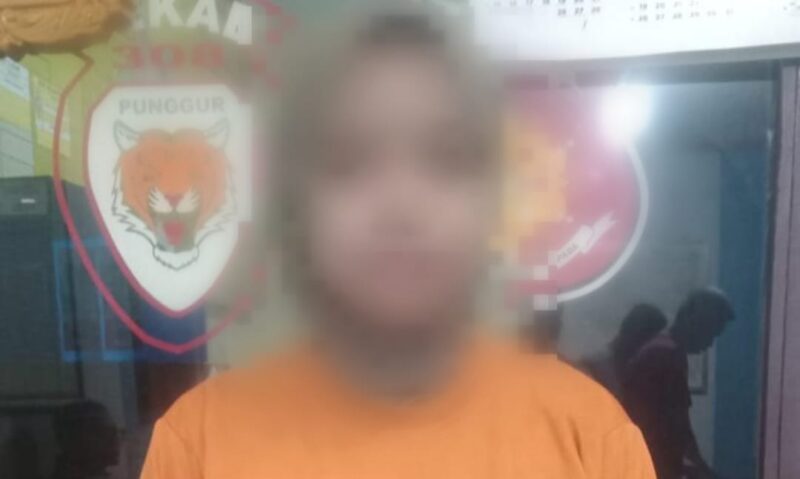 Tersangka SCI saat diamankan di Polsek Punggur, Senin 15 Juli 2024. Foto : Polres Lampung Tengah.