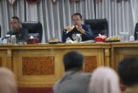 Pj Sekda Lampung Barat Adi Utama saat memberikan penekanan dalam rapat, Senin 15 Juli 2024.