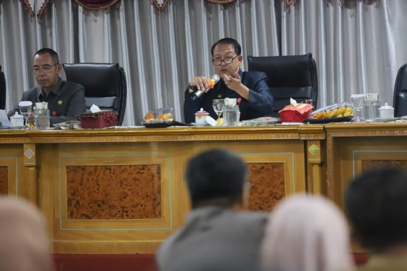 Pj Sekda Lampung Barat Adi Utama saat memberikan penekanan dalam rapat, Senin 15 Juli 2024.