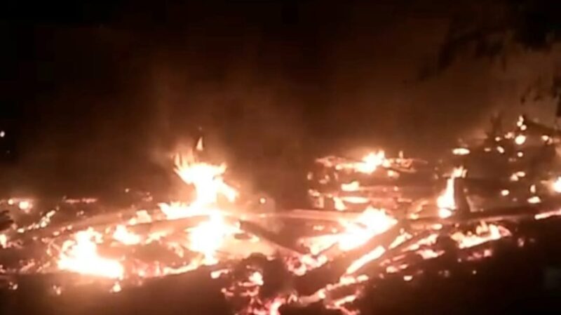 Kebakaran rumah milik Sudirmanto di Pekon Tanjung Bagelung, Pulau Panggung, Tanggamus, Selasa 16 Juli 2024. Foto : Tangkapan Layar Video.