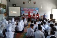 Advokat Dr. (Can) Nurul Hidayah, S.H., M.H., CPM, saat memberikan materi hukum di MPLS SMK Bumi Nusantara, Wonosobo, Tanggamus, Selasa 16 Juli 2024. Foto : Herdi/Media Prioritastv.com.