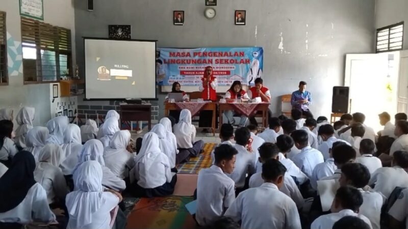 Advokat Dr. (Can) Nurul Hidayah, S.H., M.H., CPM, saat memberikan materi hukum di MPLS SMK Bumi Nusantara, Wonosobo, Tanggamus, Selasa 16 Juli 2024. Foto : Herdi/Media Prioritastv.com.