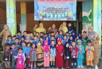 Sejumlah Anak Paud Kober Kartika Pekon Nusawungu saat foto bersama para pengajar, Selasa 16 Juli 2024. Foto : Samuel/Media Prioritastv.com.