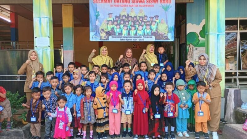 Sejumlah Anak Paud Kober Kartika Pekon Nusawungu saat foto bersama para pengajar, Selasa 16 Juli 2024. Foto : Samuel/Media Prioritastv.com.